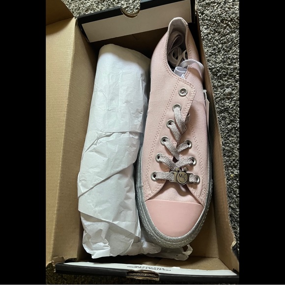 ✨ 3x HP ✨ BNIB ✨ LE ✨ Smiley Miley Cyrus Short/Classic Sneakers ✨ - Picture 6 of 15